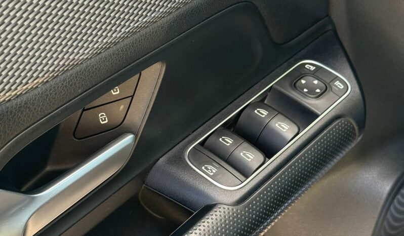 
								Mercedes Benz GLA180 full									