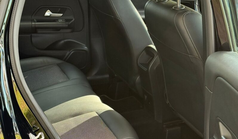 
								Mercedes Benz GLA180 full									